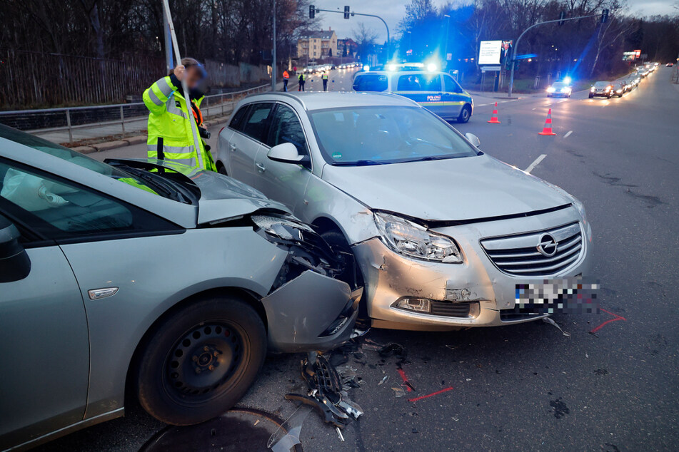 Opel-Crash in Chemnitz: In Hilbersdorf kollidierten zwei Autos miteinander.