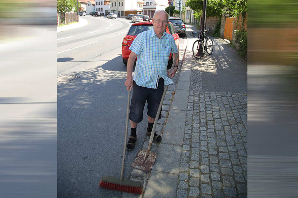 Auch mit 80 noch ein flotter Feger: Rentner Hermann Gildemeister mit Schaufel und Kehrbesen im Rennstein auf der Grundstraße.