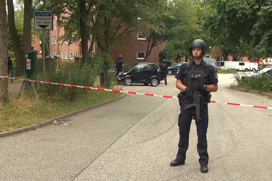Die Polizei hat den Bereich um den Einsatzort weiträumig abgesperrt.
