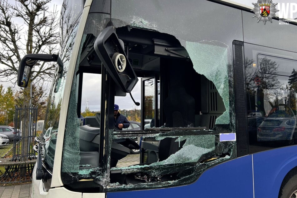 Der Auflieger traf den Bus in Höhe des Fahrerplatzes, wodurch auch die Scheibe zu Bruch ging.