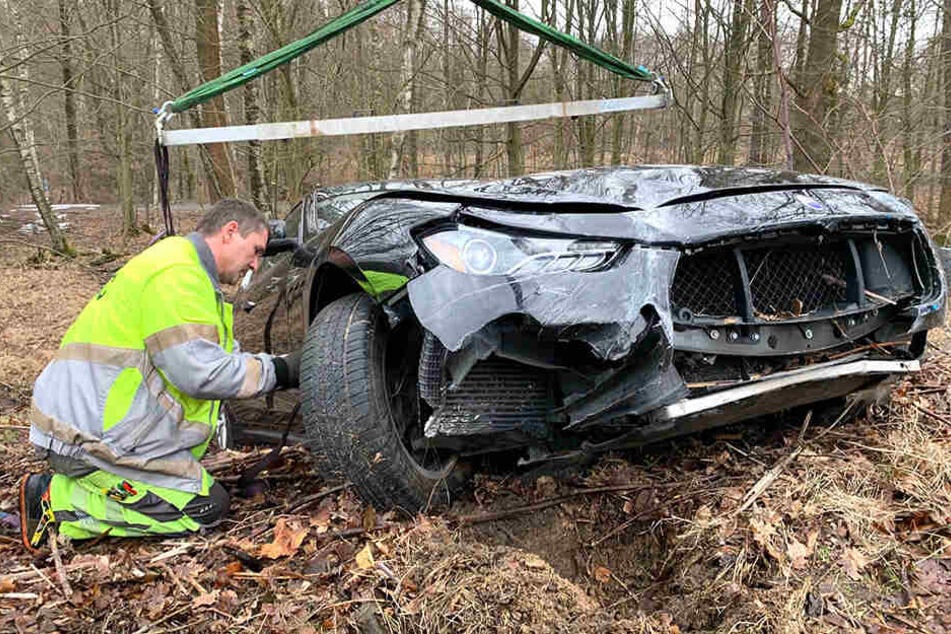 Der Abschleppdienst des ADAC musste das verunglückte Auto bergen.