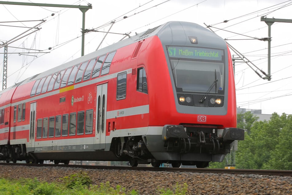 Tragödie an sächsischem Bahnhof: Frau gerät zwischen Bahnsteig und Zug