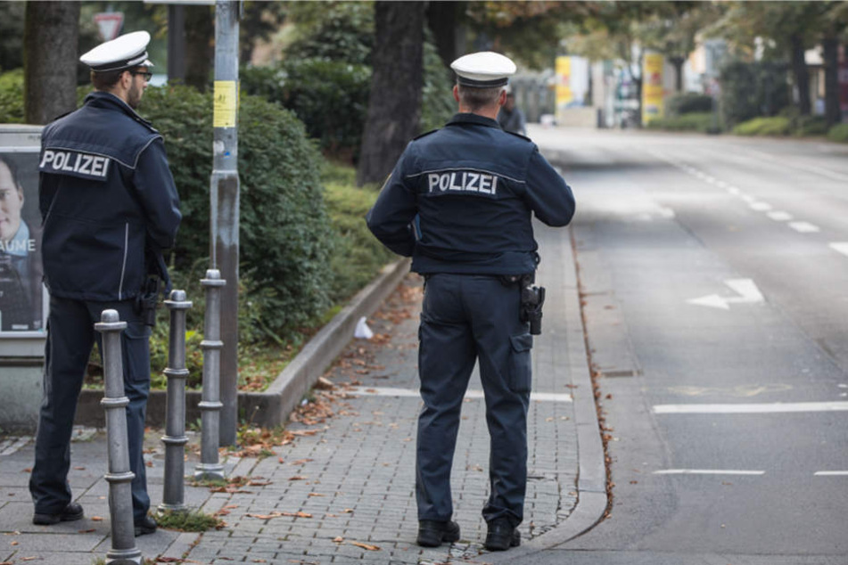 Polizisten kontrollieren die Evakuierungszone im Frankfurter Westend.