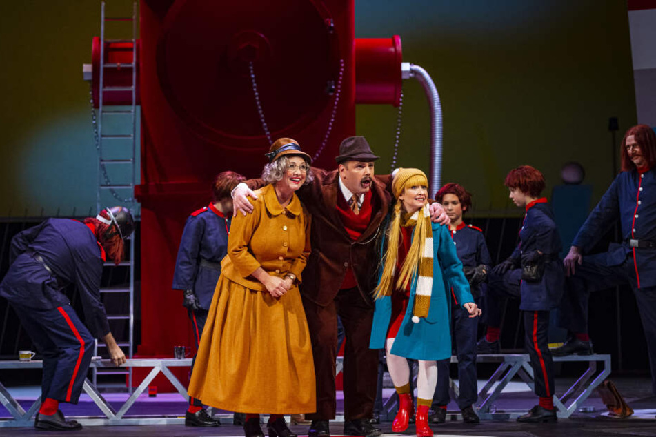 Oma Eierschecke (Kammersängerin Dagmar Schellenberger), Tierparkdirektor Futtersack (Reto Rosin) und Emilia Zahnlücke (Marie Hänsel) brauchen in der Oper Hilfe von der Feuerwehr.