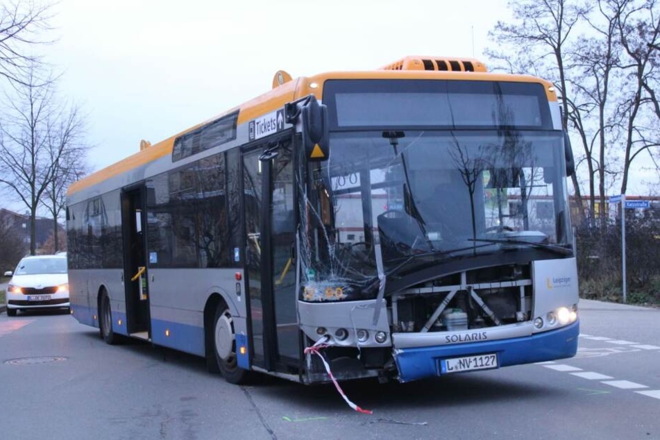Der Linienbus wurde stark beschädigt.