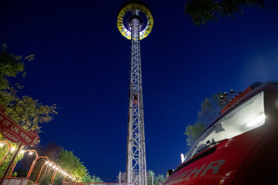 Die Plattform eines Aussichtsturm eines fränkischen Freizeitparks steckte in 60 Metern Höhe fest.