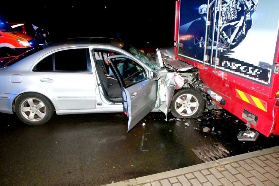 Ein Auto ist in der Nacht zu Sonntag in Berlin-Lichtenberg in einen Lkw gekracht.