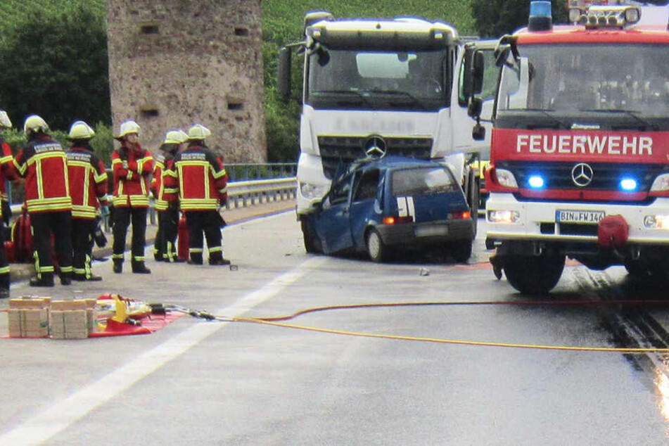 Der Pkw-Fahrer war auf die Gegenfahrbahn geraten und wurde dort von einem Lkw erfasst.