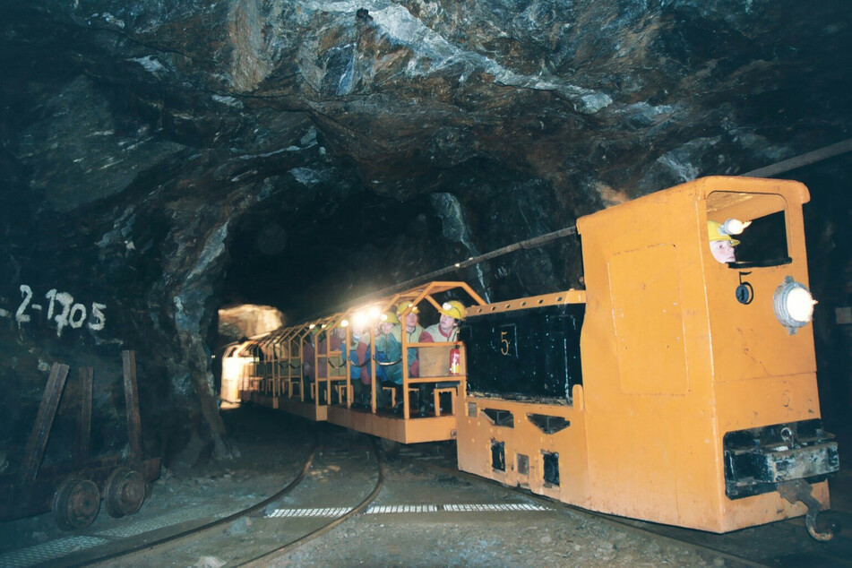 Mit der Grubenbahn geht es in den Berg.
