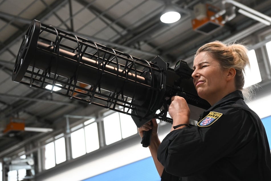 Drohnen-Abwehr: Eine Polizistin demonstriert den Einsatz eines Jammers, der mit Hochfrequenzsignalen die Steuerung von Drohnen blockieren kann.