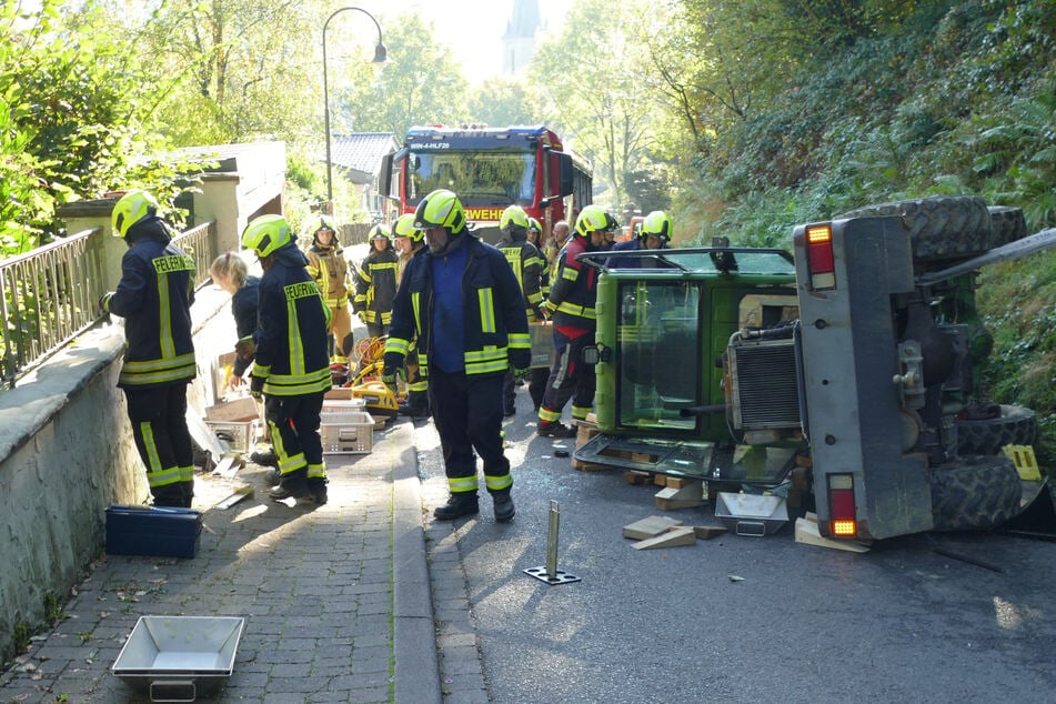 Die Feuerwehr befreite den Arbeiter mit technischem Gerät unter dem umgekippten Radlader.