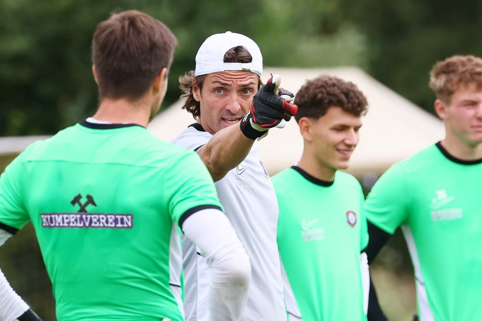 Noch im Trainingslager arbeitete Berneanou eng mit dem Torwartteam des FCE zusammen - von Abschiedsgedanken keine Spur.