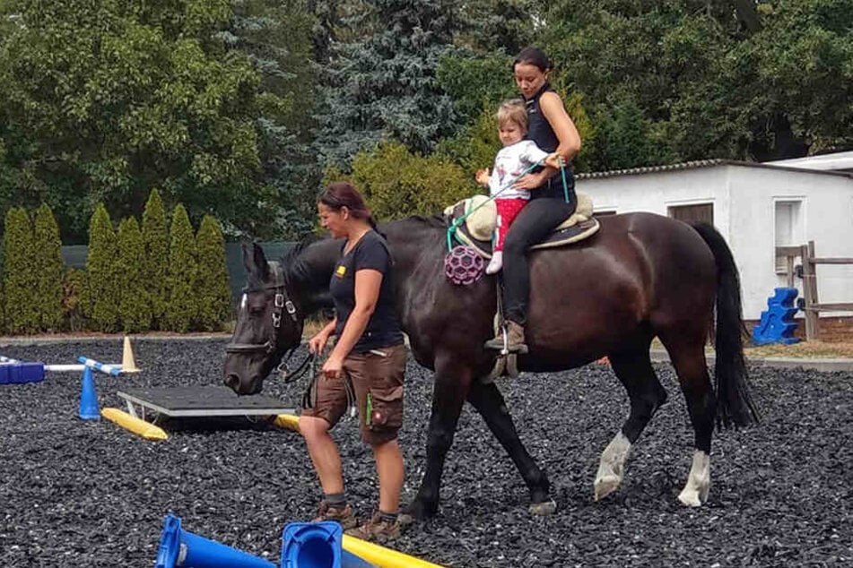 Seit kurzem nimmt Milanka-Nicole an einer Reittherapie auf einem Reiterhof teil.