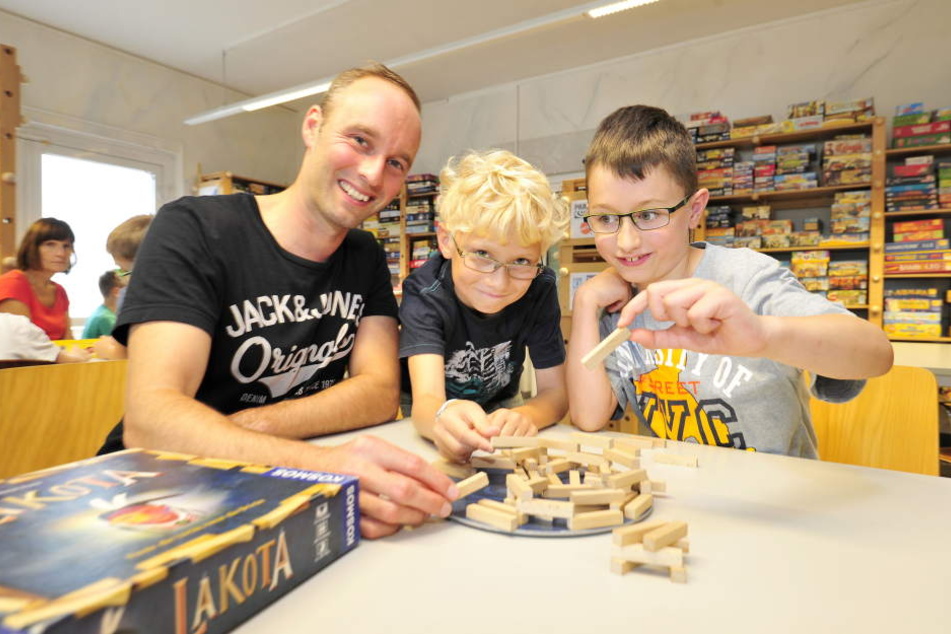 Im renovierten Spielemuseum waren Lehrer Lars Oelsch (35), Markus (9) und Jonathan (9) mit die ersten Besucher.