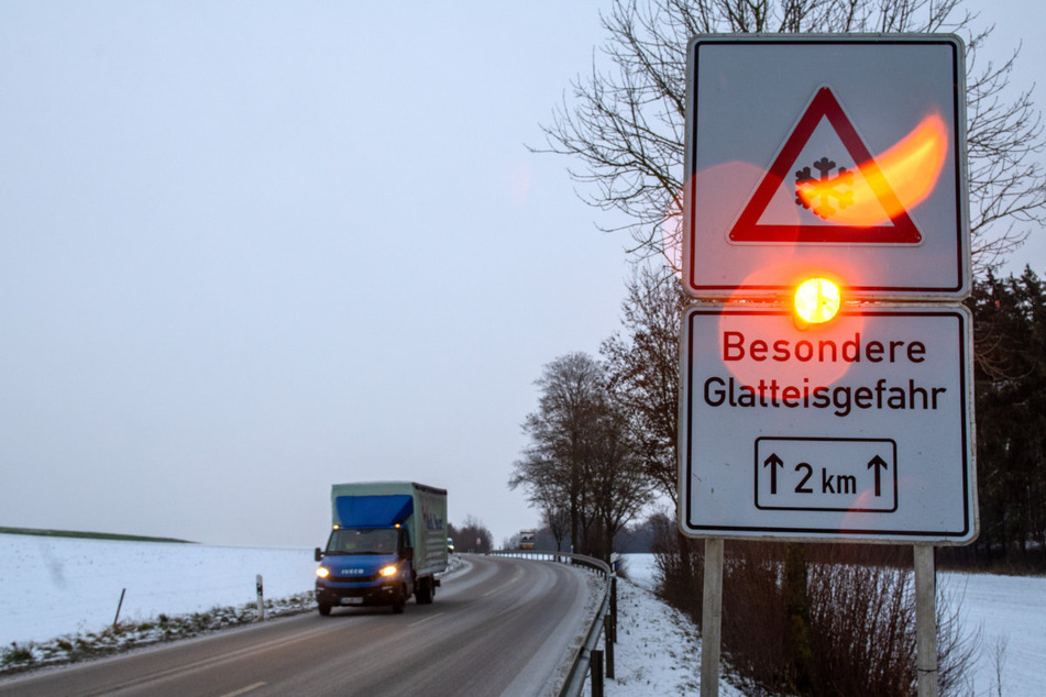 Besser gewarnt als überrascht: Der Deutsche Wetterdienst meldet mögliches Glatteis und Eisregen in Südbayern.