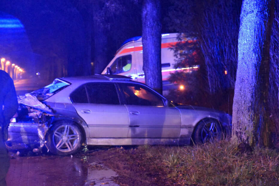 Mit einem der Traktoren wurde ein BMW mit einer Transportgabel beschädigt.
