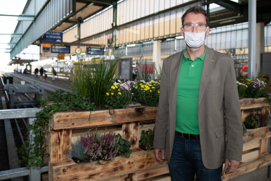 Der Bahnhofsmanager Nikolaus Hebding steht vor Blumenkästen aus ausrangierten Europaletten im Stuttgarter Hauptbahnhof. Die Auszubildenden der Deutschen Bahn haben mit dem Projekt "Das ist Grün" den Hauptbahnhof in Stuttgart begrünt.