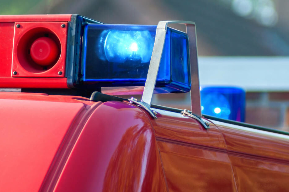 Alle drei am Unfall beteiligten Personen wurden mit schweren Verletzungen vom Rettungsdienst in umliegende Krankenhäuser gebracht.
