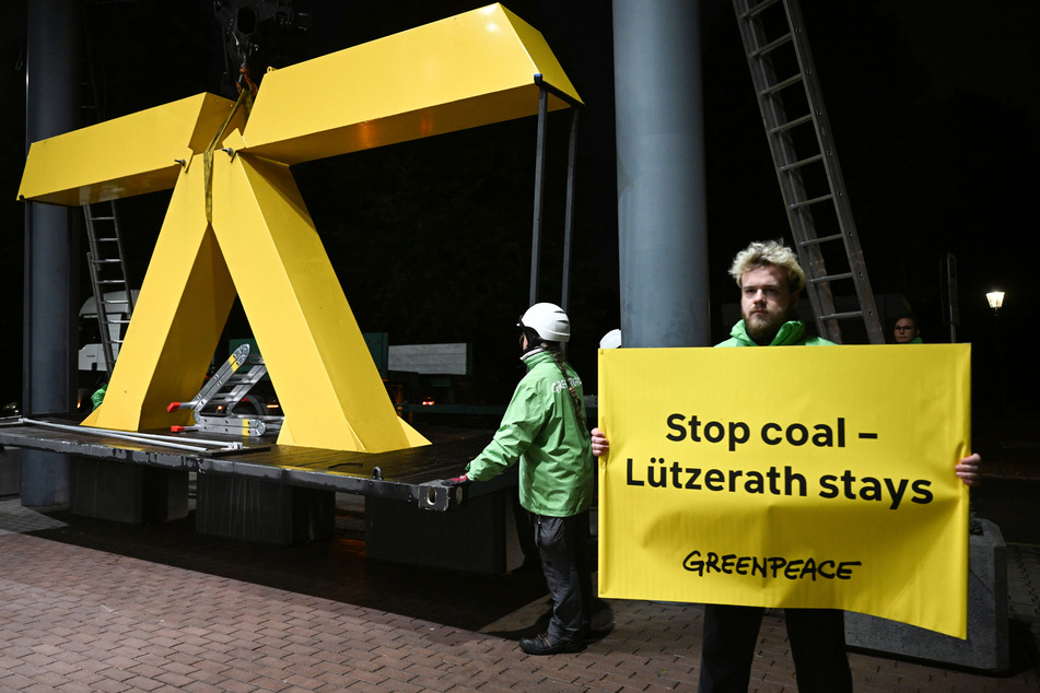 Greenpeace-Aktivisten bauen ein gelbes X vor dem nordrhein-westfälischen Wirtschaftsministerium auf.
