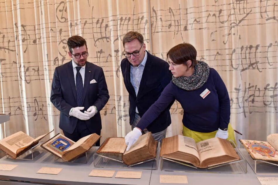 Gemeinsam präsentieren Sebastian Walther, SLUB-Generaldirektor Achim Bonte (54) und Abteilungsleiterin Jana Kocourek (48) die kostbaren Bücher.