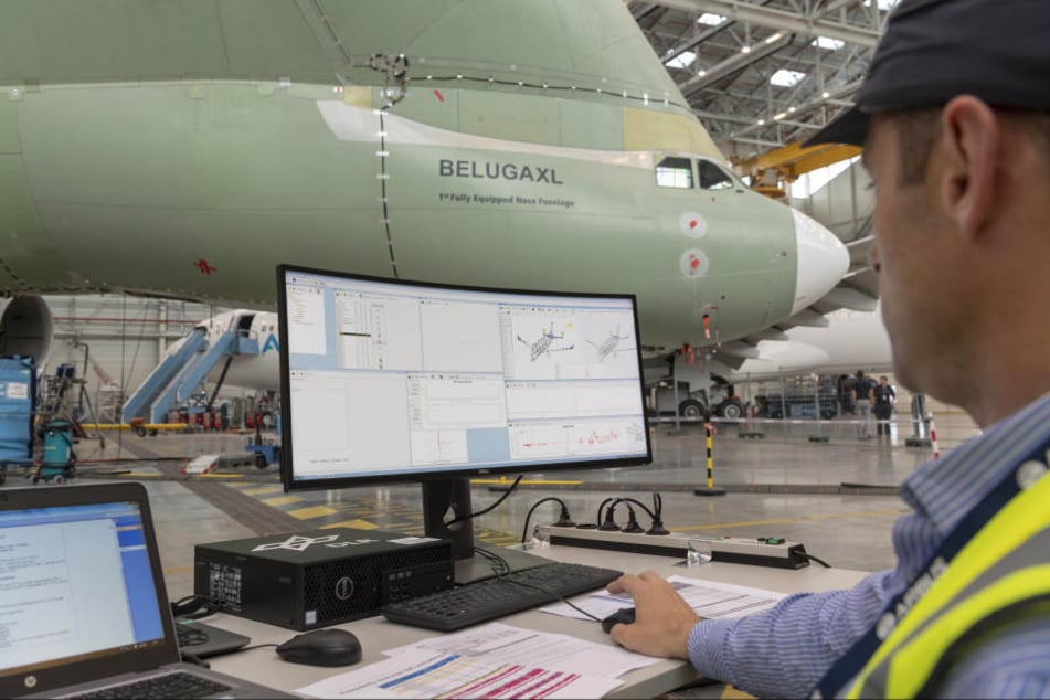 Die Wissenschaftler bei der Arbeit am Beluga XL.