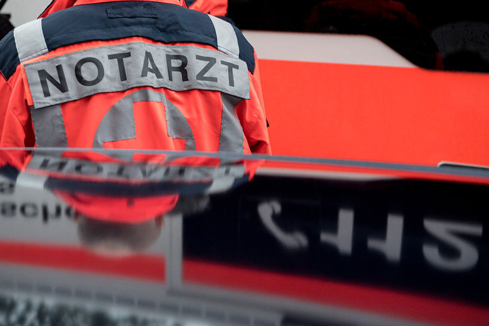 Der Rettungsdienst reanimierte den Verletzten vor Ort und brachte ihn in ein Krankenhaus. (Symbolbild)