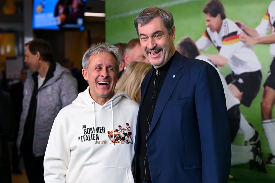 Littbarski (l.) feierte Mitte März im Mathäser Filmpalast in München – hier neben Bayerns Ministerpräsident Markus Söder (59) - die Premiere der Dokumentation "Ein Sommer in Italien - WM 1990".
