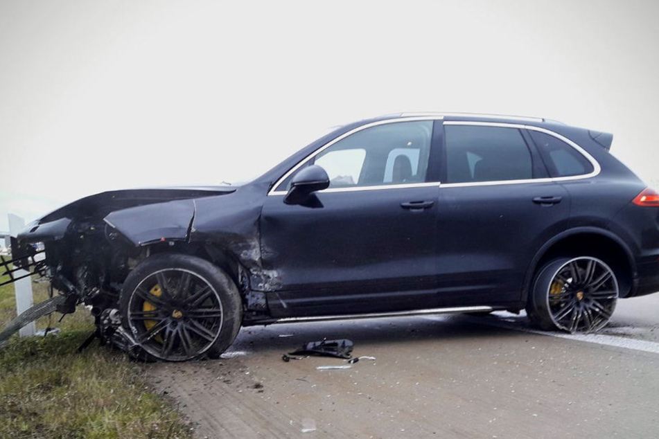 Der auf der A4 bei Bautzen verunfallte Porsche.