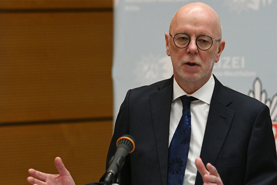 Der Kölner Polizeipräsident Uwe Jacob (63) spricht bei einer Pressekonferenz.