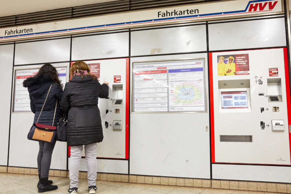 Zwei Frauen stehen an einem HVV-Automaten und kaufen eine Fahrkarte. (Archivbild)