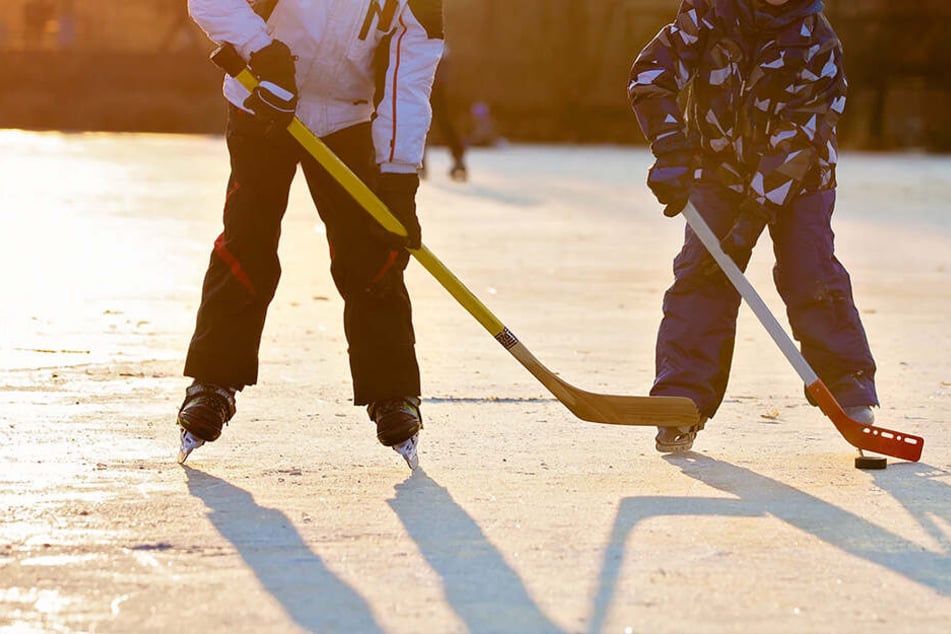 Die Teenager waren beim Eishockey verunglückt. (Symbolbild)