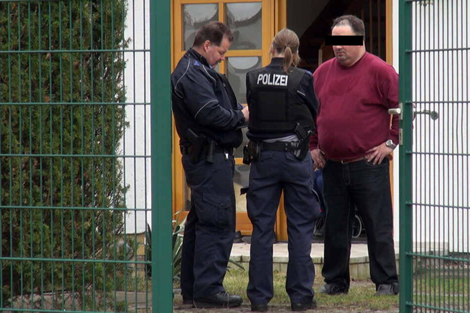 Nur kurz nach der Eskalation in der Post stehen Polizeibeamte vor dem Haus des rabiaten Kunden und vernehmen den ortsbekannten Mann.