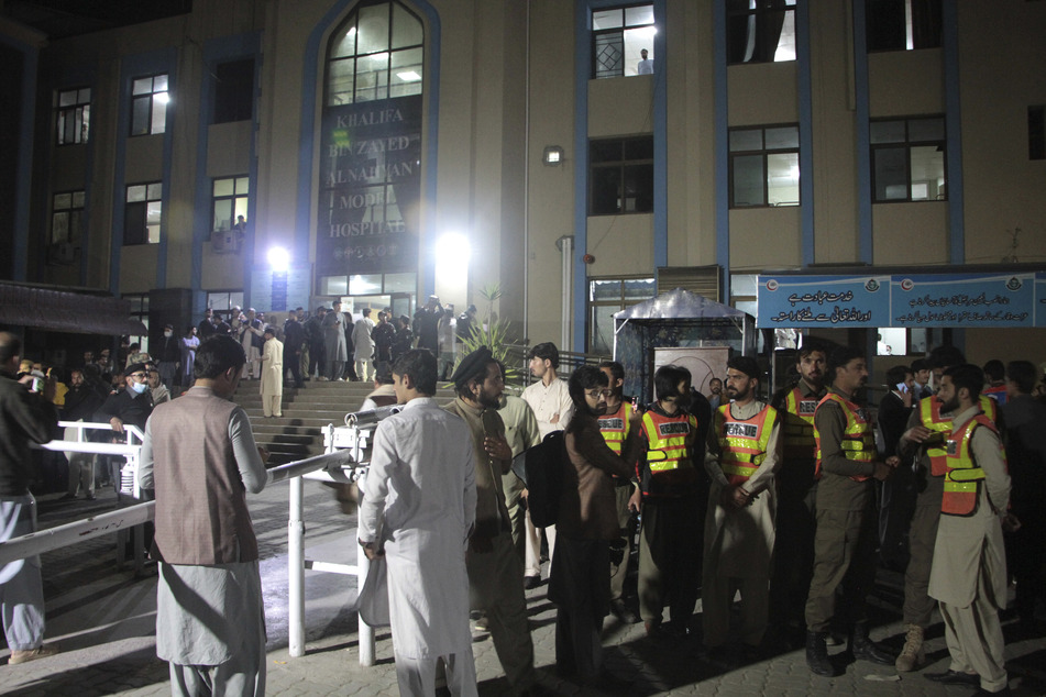 Menschen im pakistanischen Swat-Tal versammeln sich vor einem Krankenhaus.