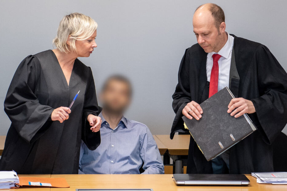 Zwischen seinen Anwälten: Der angeklagte Polizist im Amtsgericht Stuttgart.