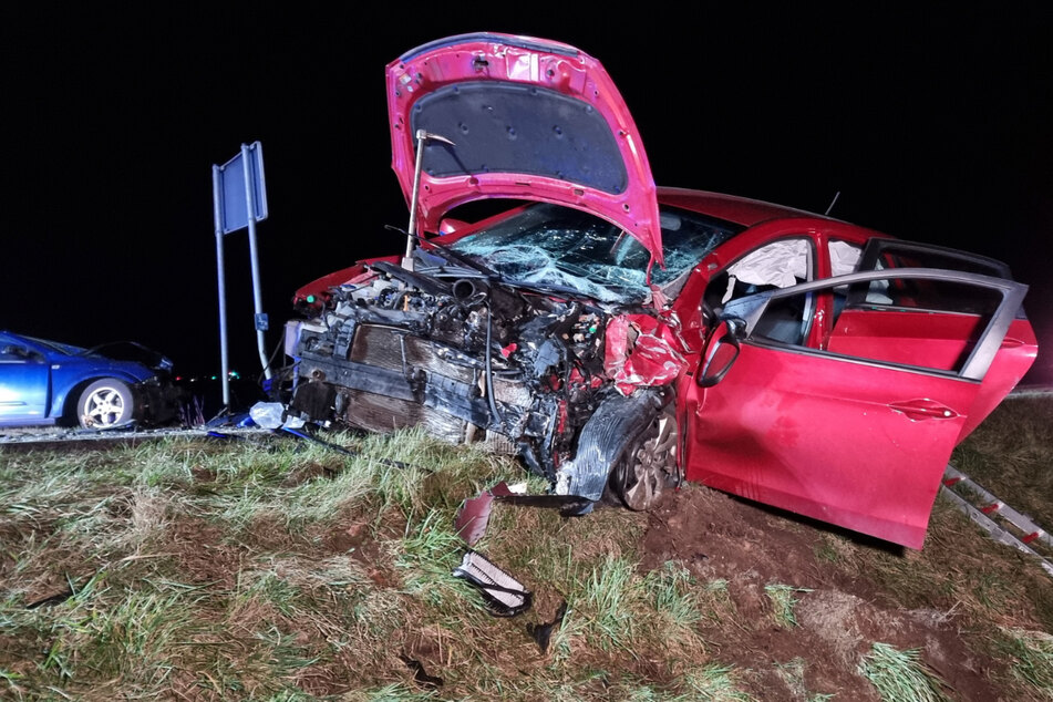 Bei einem Unfall auf der R12 in Bayern sind drei Menschen verletzt worden. Ein Opel war auf die Gegenspur geraten und mit einem Hyundai kollidiert.