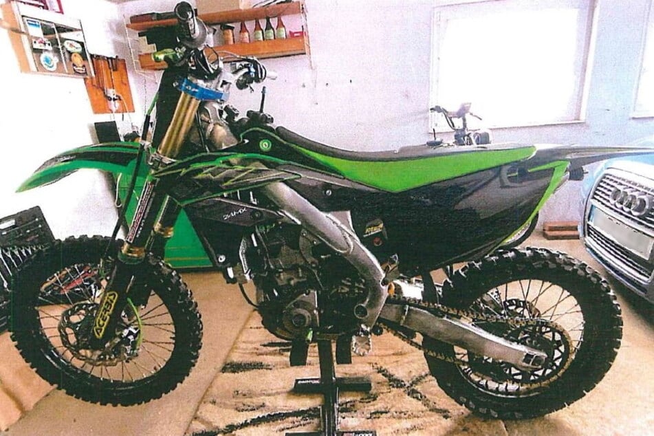 Einbrecher stahlen diese Moto-Cross-Kawasaki aus einer Garage in Neumark.