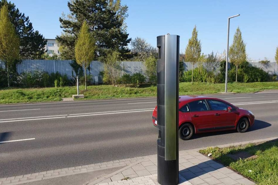 Der Blitzer auf der gegenüberliegenden Straßenseite blieb unversehrt.