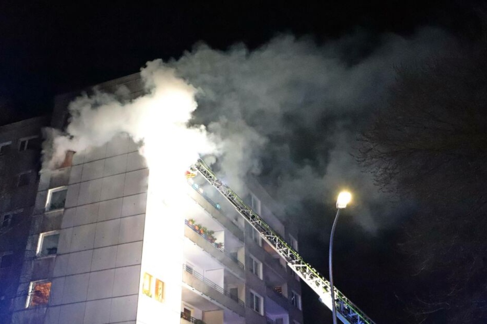 Mehrere Anrufer meldeten eine starke Rauchentwicklung aus der Wohnung eines Hochhauses.