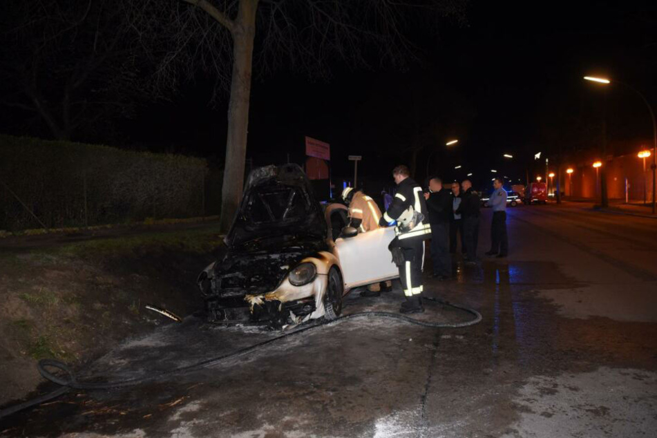 In Berlin-Charlottenburg ist in der Nacht zu Freitag ein VW ausgebrannt.