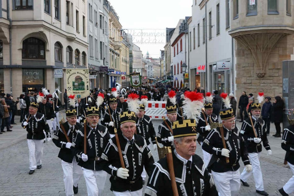 Die Zwickauer Bergparade fiel in diesem Jahr doppelt so groß aus als üblich, Rund 600 Trachtenträger waren dabei.