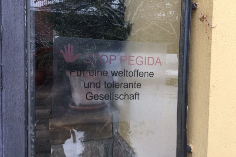 "STOP PEGIDA": Der Aufkleber am Eingang wird immer wieder abgekratzt. Trotzdem erneuern ihn die Betreiber ständig.
