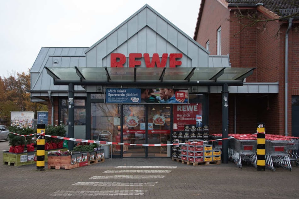 Der Rewe-Markt in Fredenbeck ist abgesperrt. Hier brach der Mann tödlich verletzt zusammen.