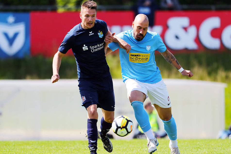 Ersatz-Kapitän Daniel Frahn (l., im Duell mit Timo Gebhart) traf bei Viktoria Berlin in der 7. Minute zum 2:0. Danach stellten die Chemnitzer die (Abwehr-)Arbeit ein.