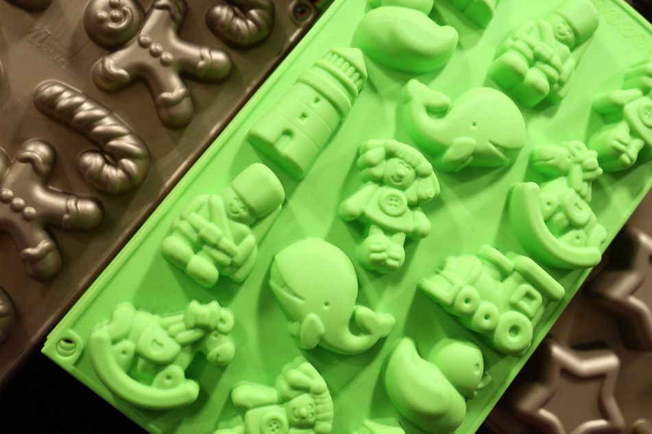 Silicone mold trays may have a unique smell to them caused by chemicals expelled in the manufacturing process.