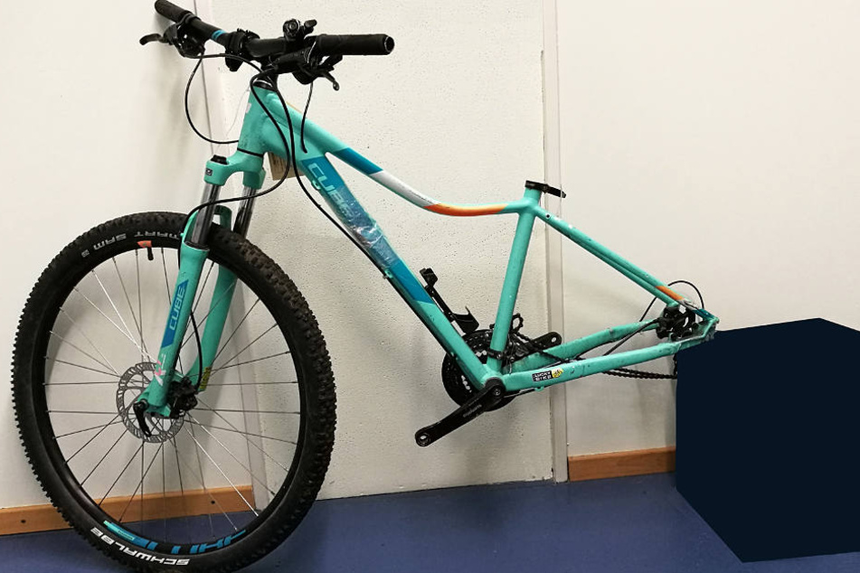 Das sichergestellte Fahrrad weist Beschädigungen auf, die laut Polizei auf einen Unfall hinweisen.