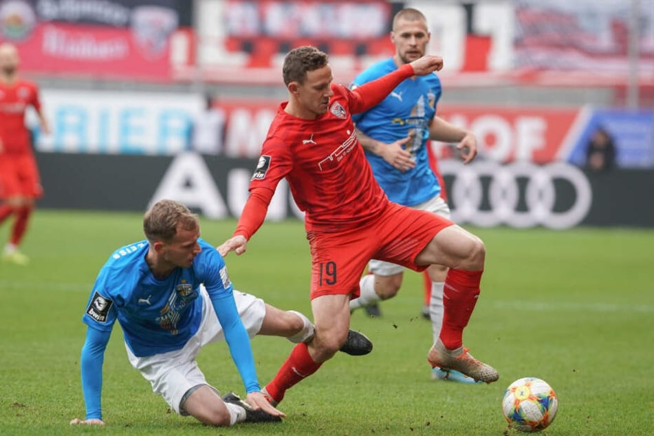 René Eckardt kommt gegen den Ingolstädter Marcel Gaus zu spät.