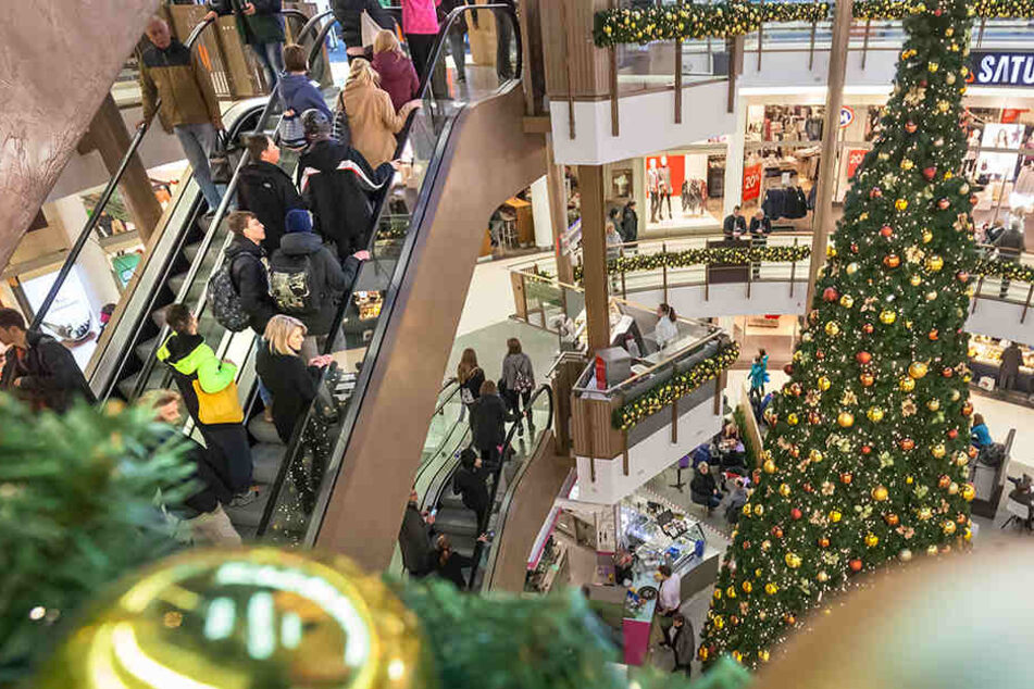 Die Galerie Roter Turm präsentiert sich im Advent von der festlichen Seite. Am Sonntag haben die Läden geöffnet. Zum Run auf die Weihnachtsgeschenke werden Tausende in der City und den Einkaufszentren erwartet.