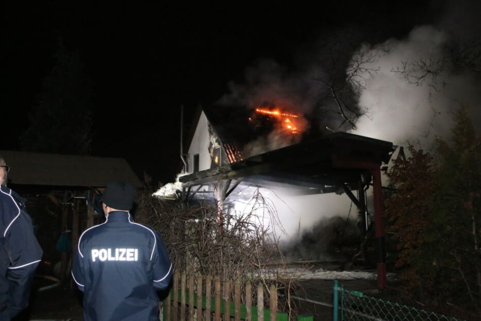 Auch das angrenzende Wohnhaus wurde von den Flammen ergriffen.