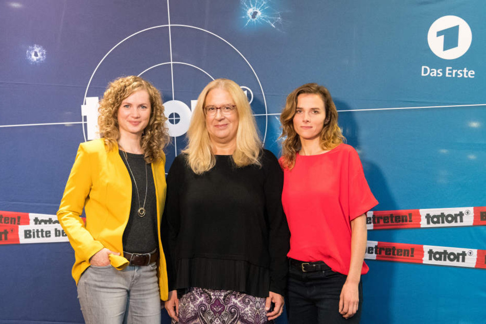 Die Schauspielerinnen Karin Hanczewski (r) und Cornelia Gröschel (l) und Jana Brandt, MDR Fernsehspielchefin.