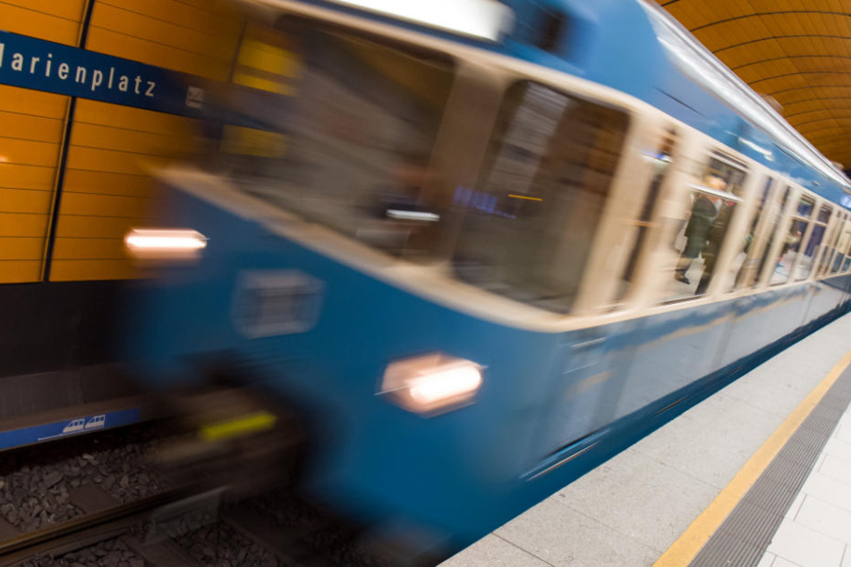 Eine Frau ist am U-Bahnhof Marienplatz auf einer Treppe zu Fall gekommen. (Archivbild)